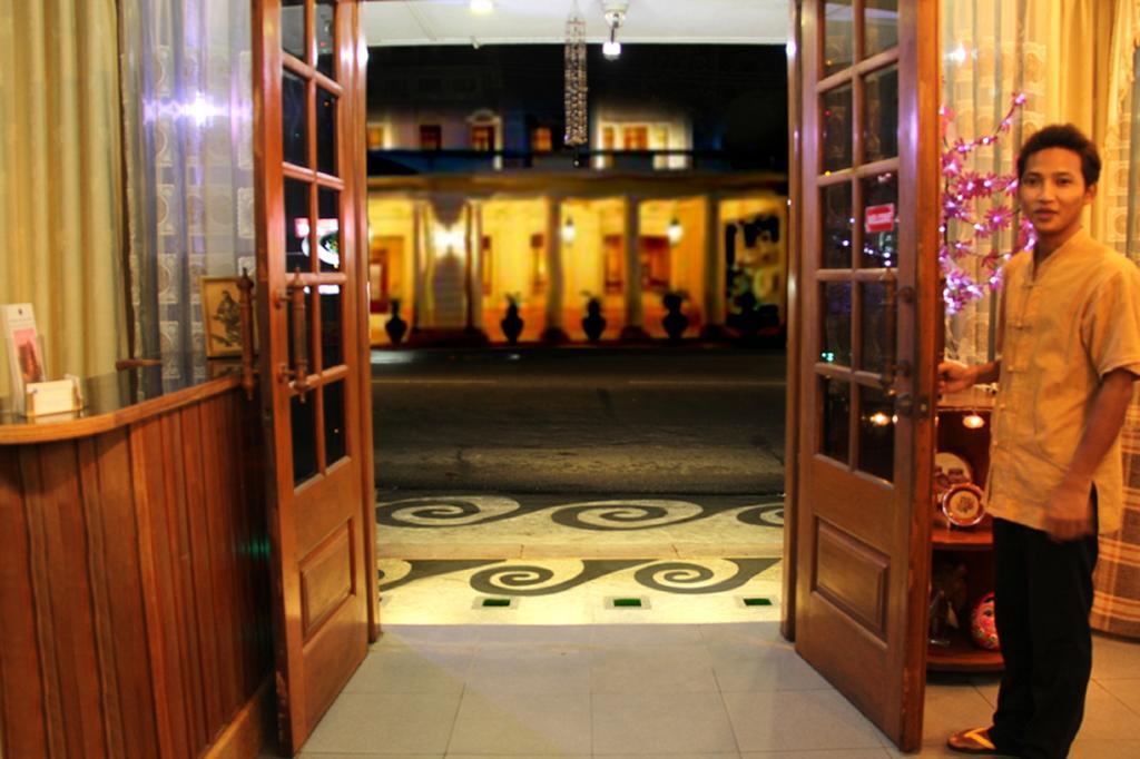 Crystal Palace Hotel Yangón Exterior foto